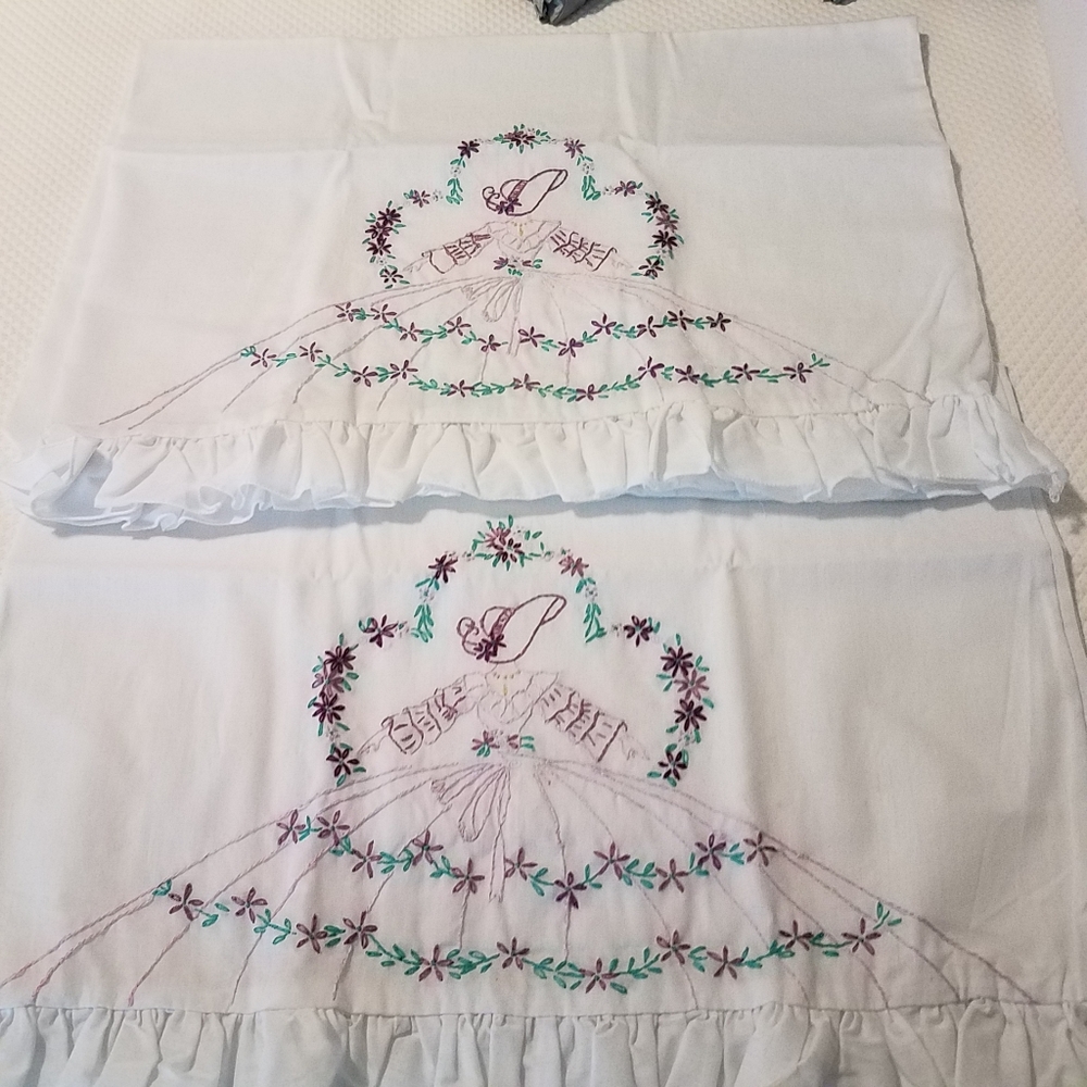 Vintage pair of  hand embroidered pillowcases ( set of 2)
